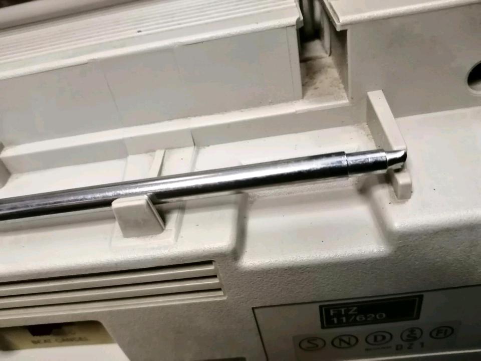 SHARP GF-700H, Radio-Cassetten-Recorder OHNE Boxen, etwas DEFEKT!