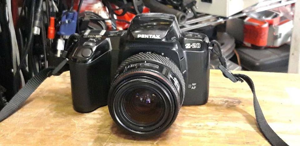 PENTAX Z-20 Analog-Camera und TOKINA AF 20-70mm Objektiv