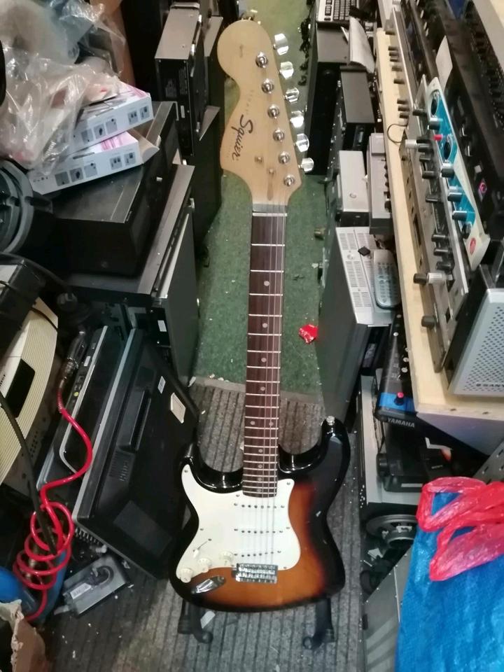 SQUIER STRAT, E-Gitarre für Linkshänder!!