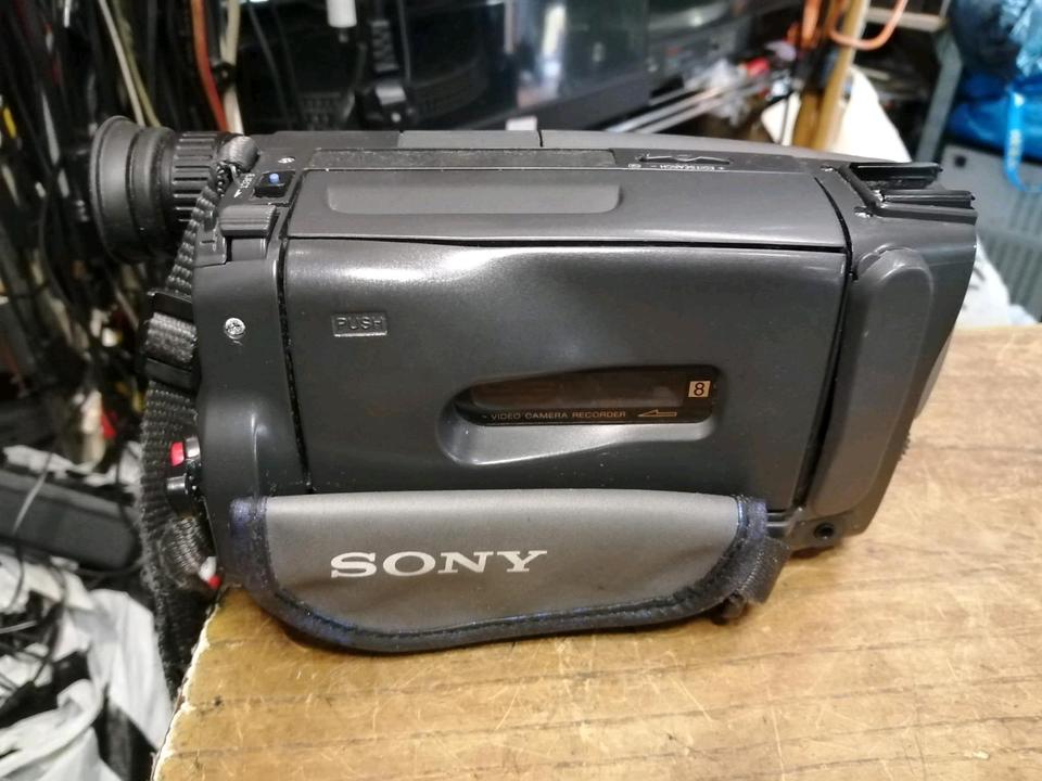 SONY CCD-TRV24E, Videocamera/Recorder mit Zubehör!!