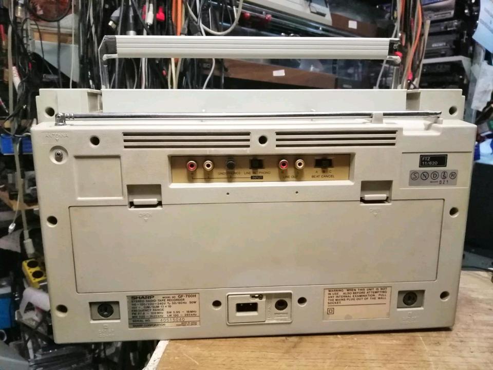 SHARP GF-700H, Radio-Cassetten-Recorder OHNE Boxen, etwas DEFEKT!