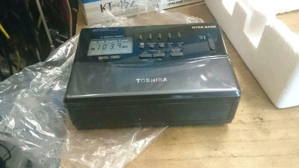 TOSHIBA KT-4522, AM/FM Radio Cassette Player/Walkman, NEU & OVP!