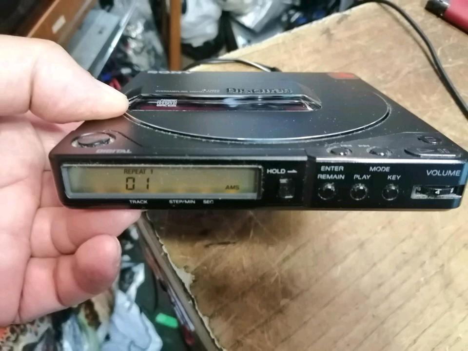 SONY D-250 portabler CD-Player mit Zubehör, DEFEKT!!!