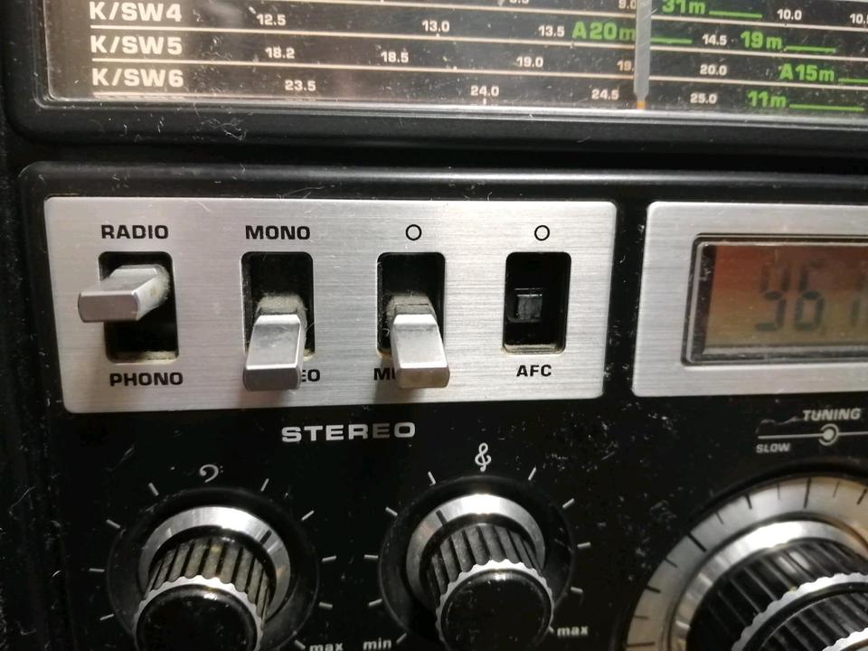 GRUNDIG SATELLIT 2400, Radio mit Netzkabel!