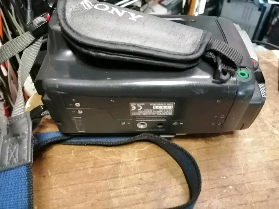 SONY CCD-TRV77E, Videocamera Hi8 und Video 8 mit Zubehör!!