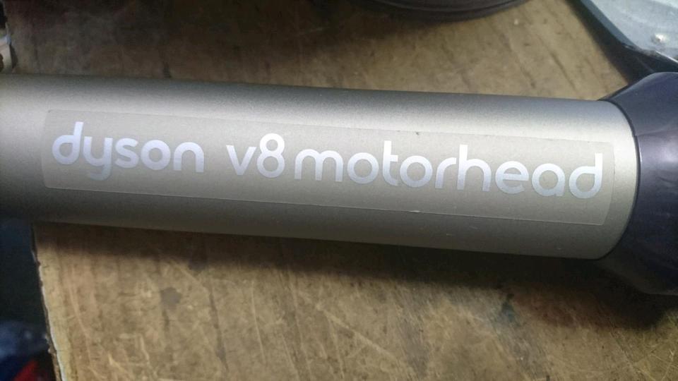 DYSON V8 motorhead, Akku-Staubsauger mit NEUEN Akku + Zubehör!