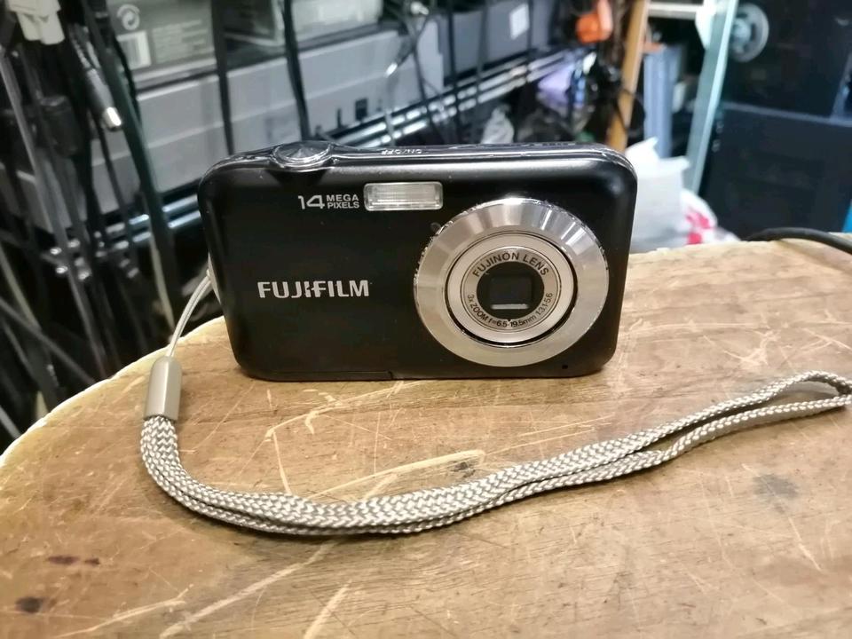 FUJIFILM JV210, Digital-Kamera mit Zubehör!!!