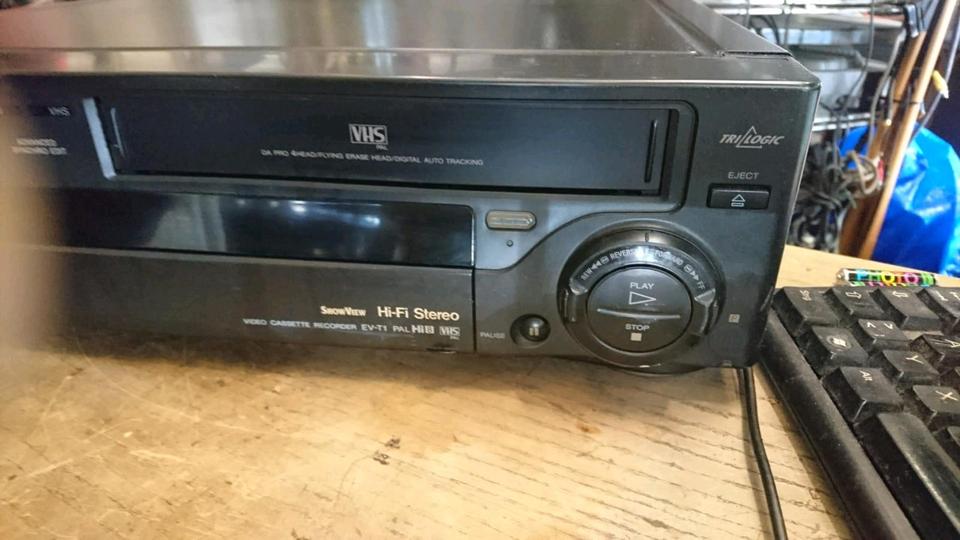 SONY EV-T1VC VHS-Videorecorder liest Video8+Hi8, etwas DEFEKT!!