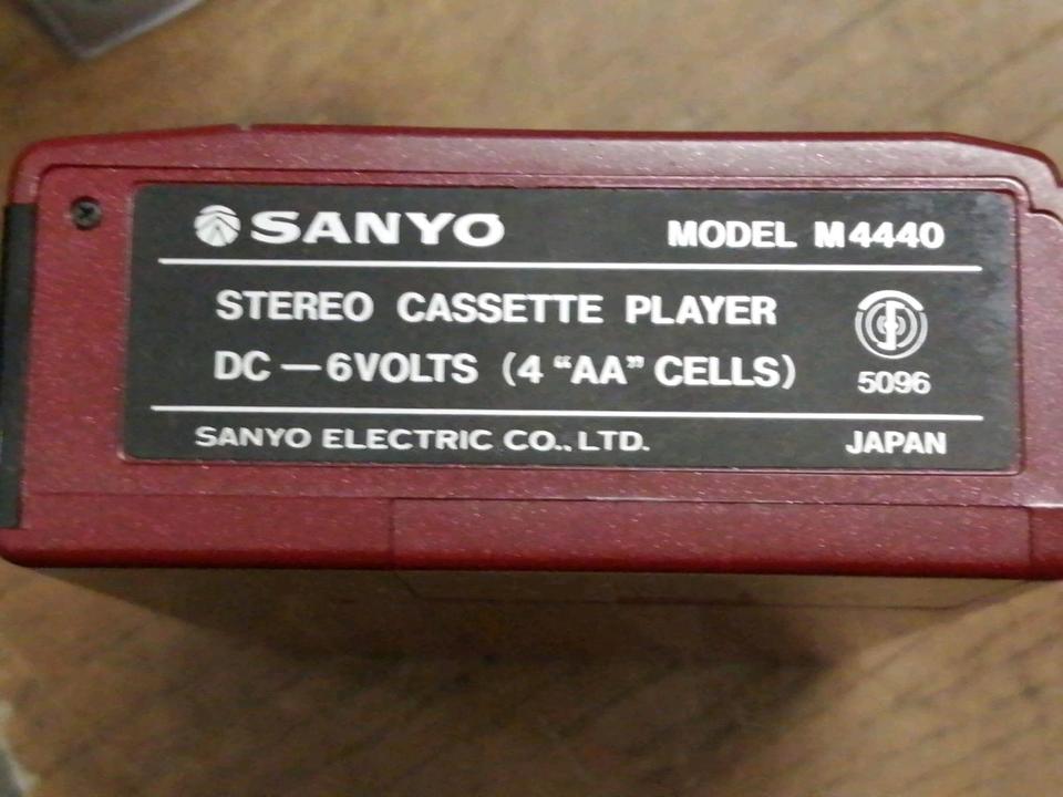 SANYO M4440, Walkman, rot, OHNE Adapter!!!