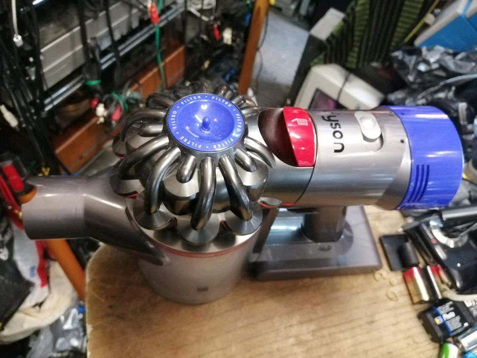 DYSON V8 absolute, Akku-Staubsauger mit Zubehör!!