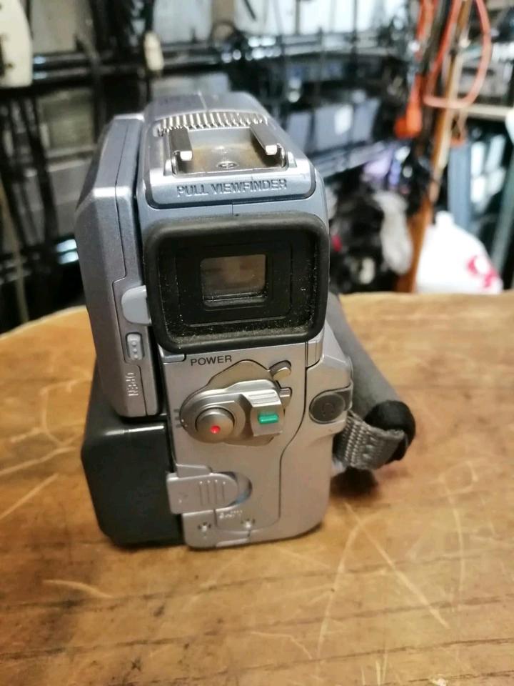 SONY DCR-PC8E, MiniDV-Videocamera mit Zubehör!! Guter Zustand!