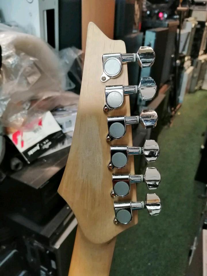 IBANEZ GIO, E-Gitarre, Farbe: weiß, made in China!!!