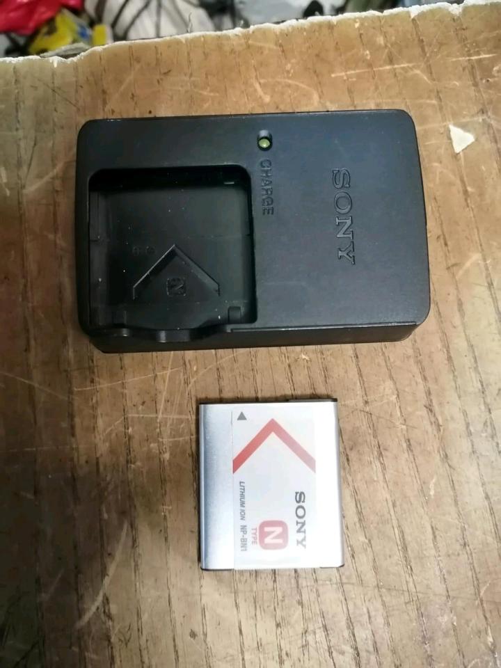 SONY CYBER-SHOT DSC-W800, Digital-Kamera mit Zubehör!!
