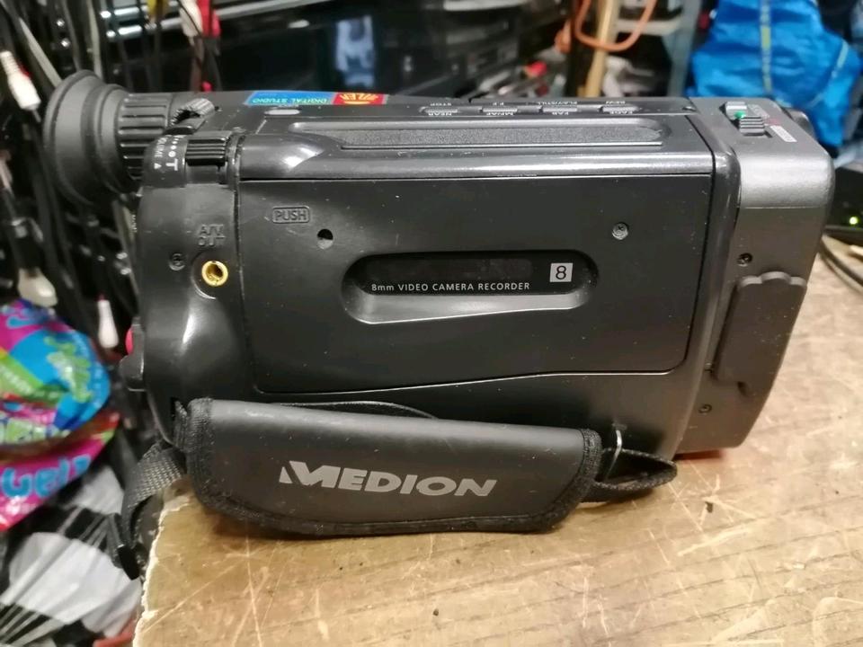 MEDION MD-9010, Videocamera Video 8 mit Zubehör!!