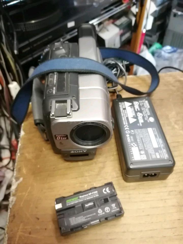 SONY CCD-TRV77E, Videocamera Hi8 und Video 8 mit Zubehör!!