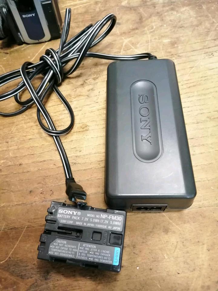 SONY DCR-PC8E, MiniDV-Videocamera mit Zubehör!! Guter Zustand!