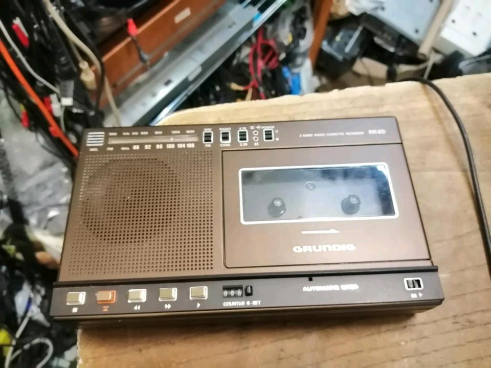 GRUNDIG RR60, 2 Band Radio-Cassetten-Recorder, etwas DEFEKT!!