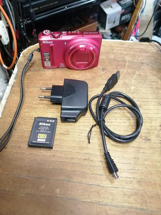 NIKON S9100, Digital-Kamera mit Zubehör, rot, OHNE Speicherkarte!