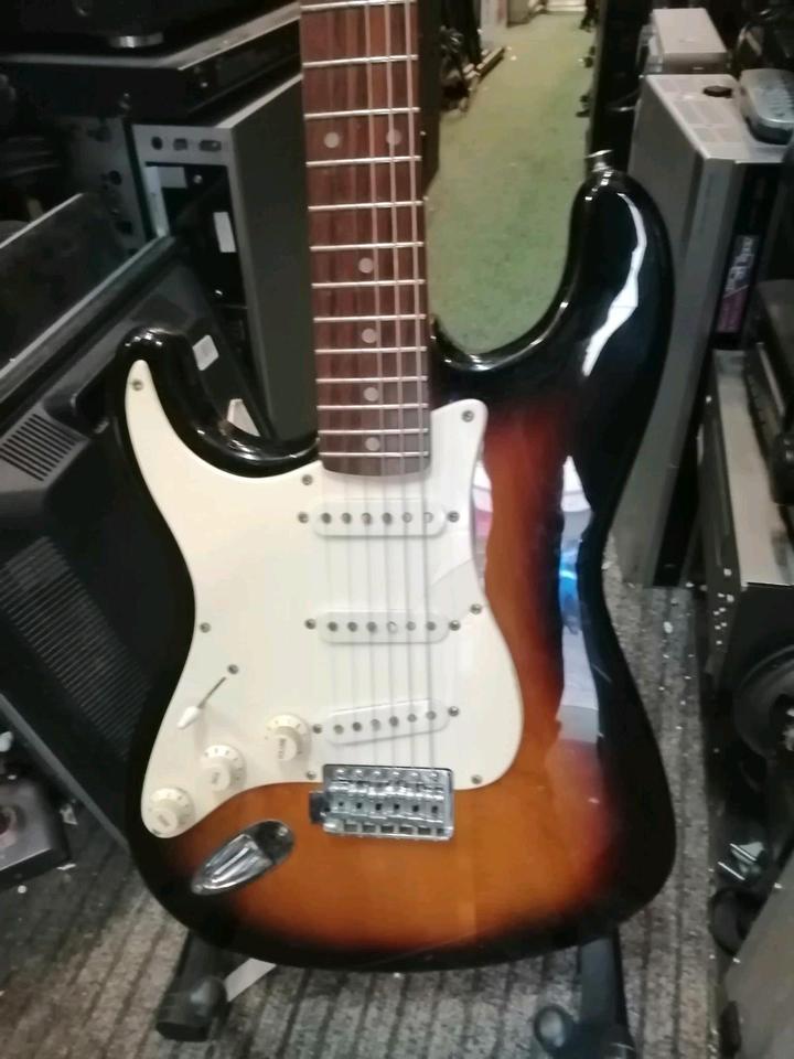 SQUIER STRAT, E-Gitarre für Linkshänder!!