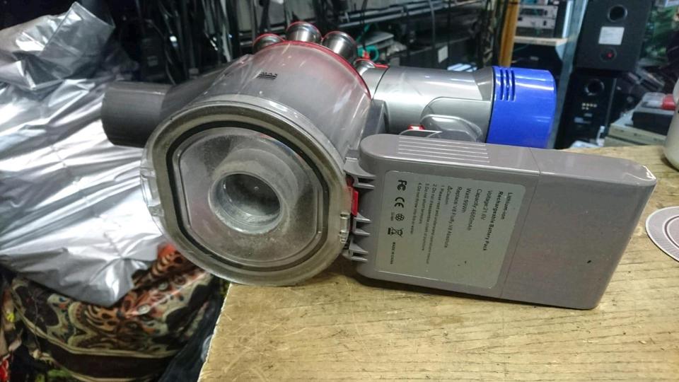 DYSON V8 absolute, Akku-Staubsauger mit Zubehör!!