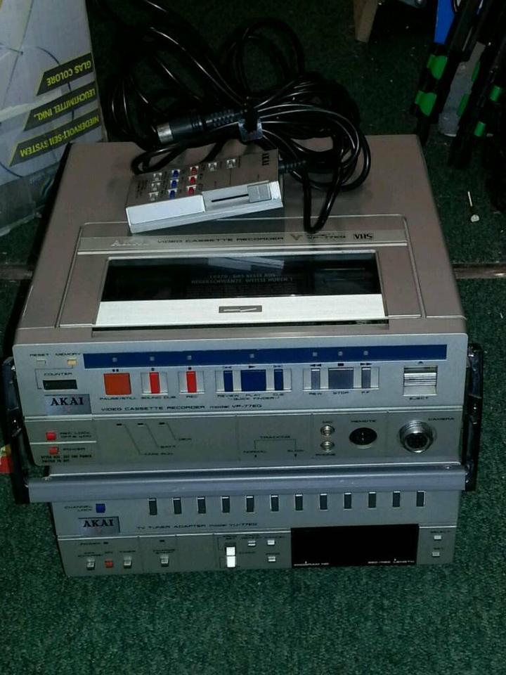 AKAI VP-77EG Videorecorder + AKAI VU-77EG TV Tuner Adapter, toll