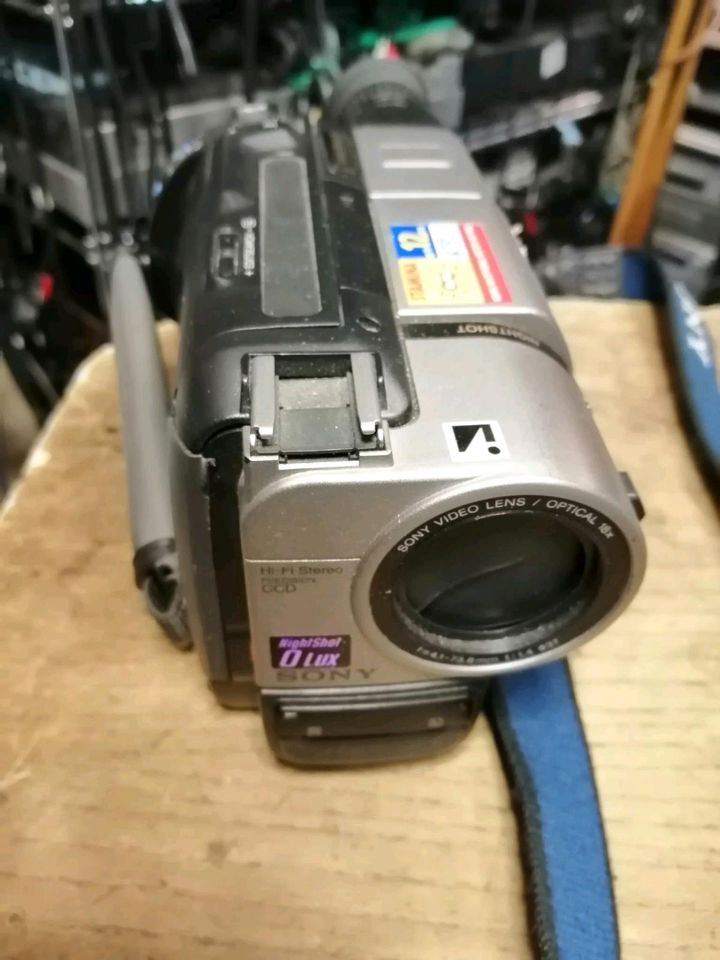 SONY CCD-TR845E, Videocamera Hi8 und Video 8 + Zubehör!!!