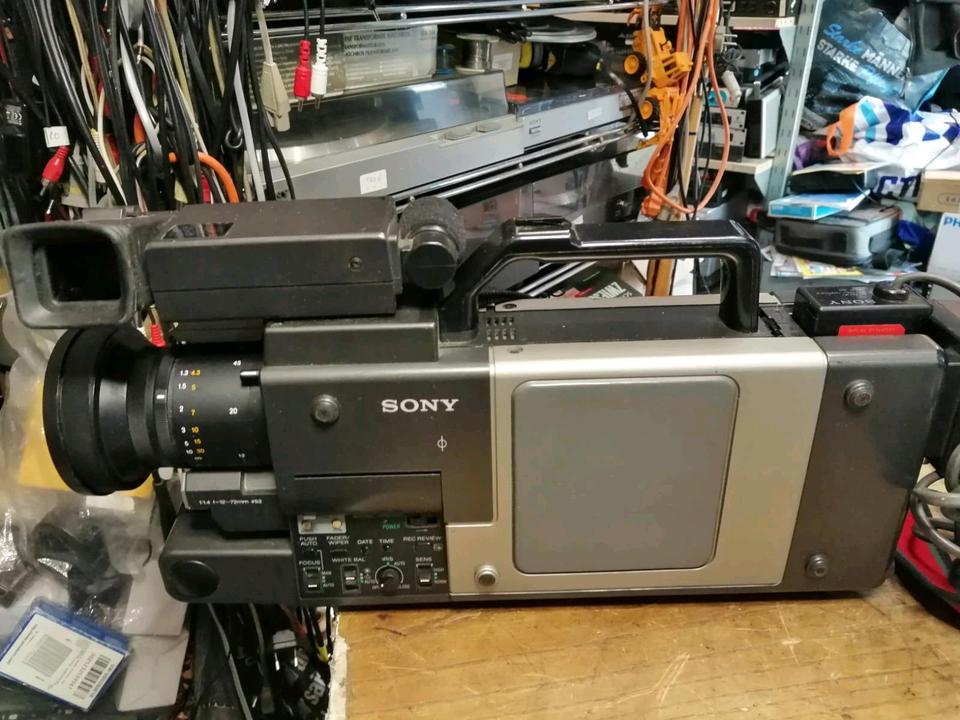 SONY CCD-V100E, Videocamera Video 8 + RFU-87E, mit Zubehör!!