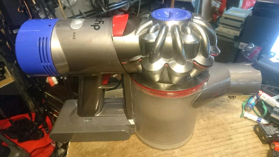 DYSON V8 absolute, Akku-Staubsauger mit Zubehör!!