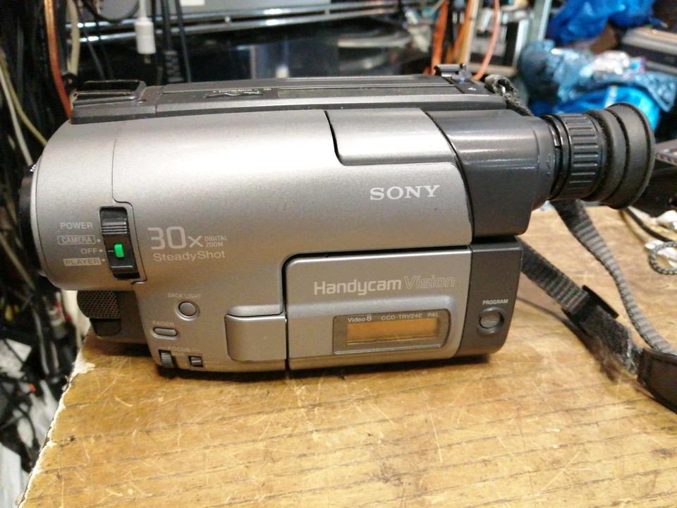SONY CCD-TRV24E, Videocamera/Recorder mit Zubehör!!