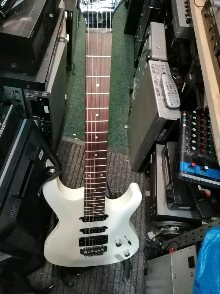 IBANEZ GIO, E-Gitarre, Farbe: weiß, made in China!!!
