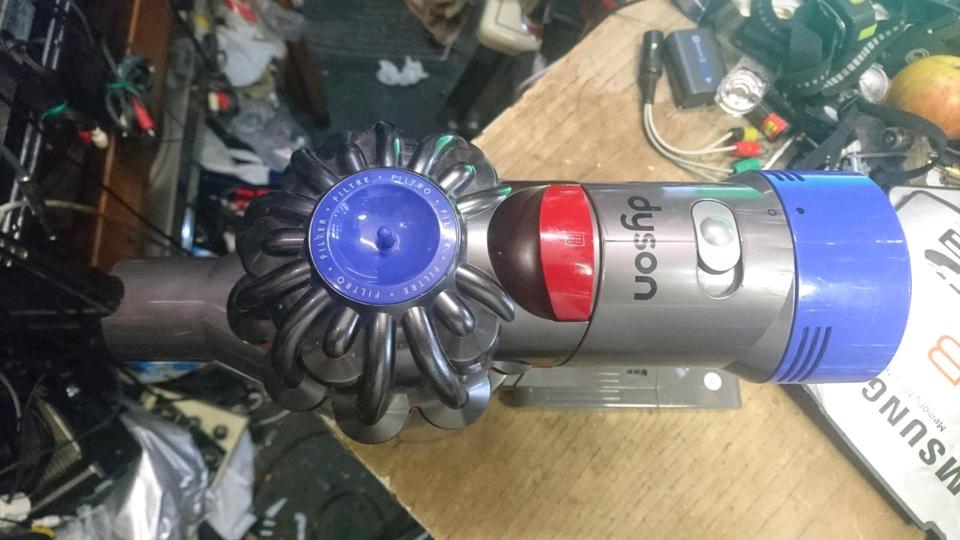 DYSON V8 motorhead, Akku-Staubsauger mit NEUEN Akku + Zubehör!