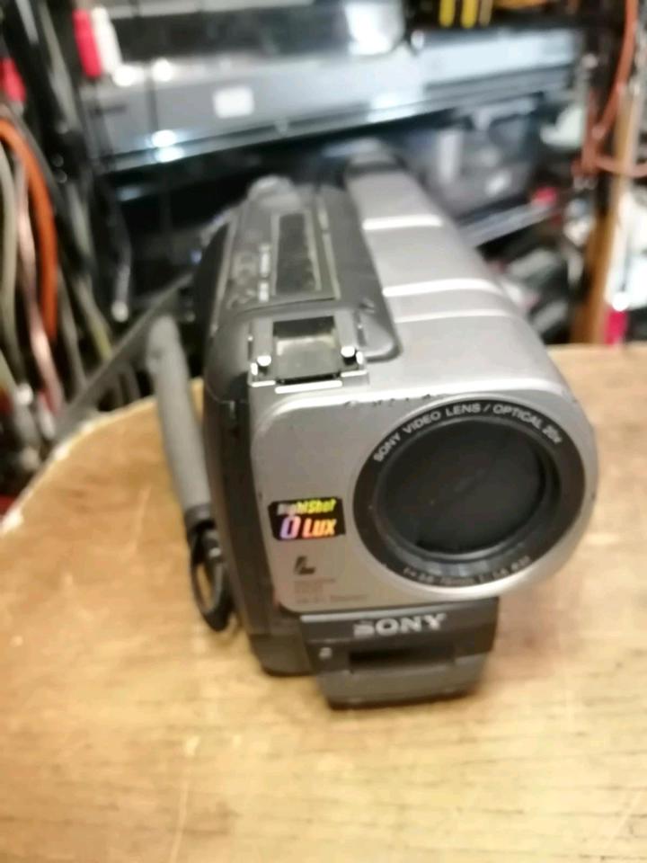 SONY CCD-TRV77E, Videocamera Hi8 und Video 8 mit Zubehör!!