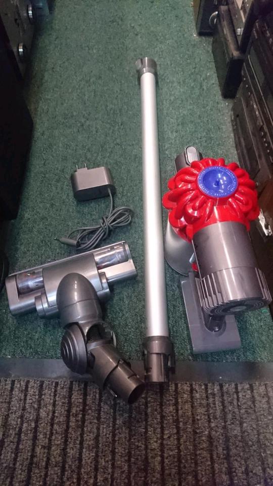 DYSON DC62, Akku-Staubsauger mit NEUEN Akku und Zubehör!!