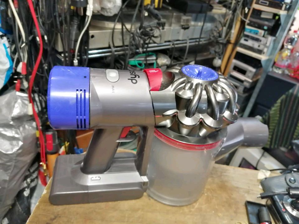 DYSON V8 absolute, Akku-Staubsauger mit Zubehör!!