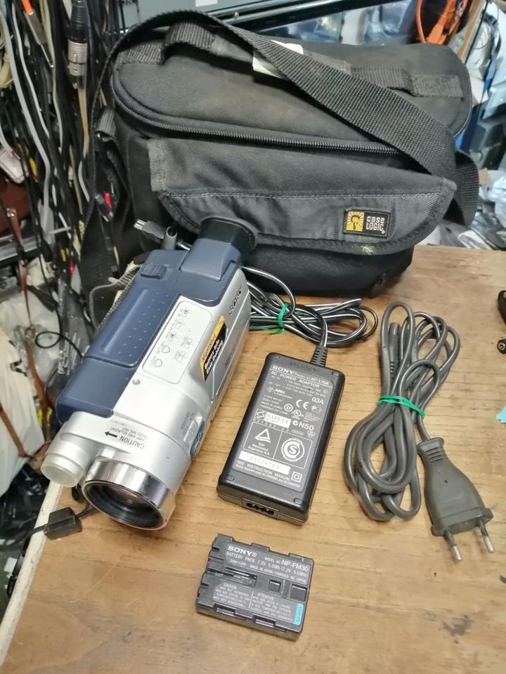 SONY CCD-TRV218E, Videocamera, Hi8 und Video 8, mit Zubehör!!