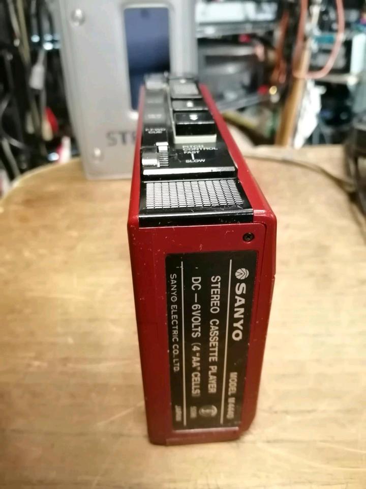 SANYO M4440, Walkman, rot, OHNE Adapter!!!