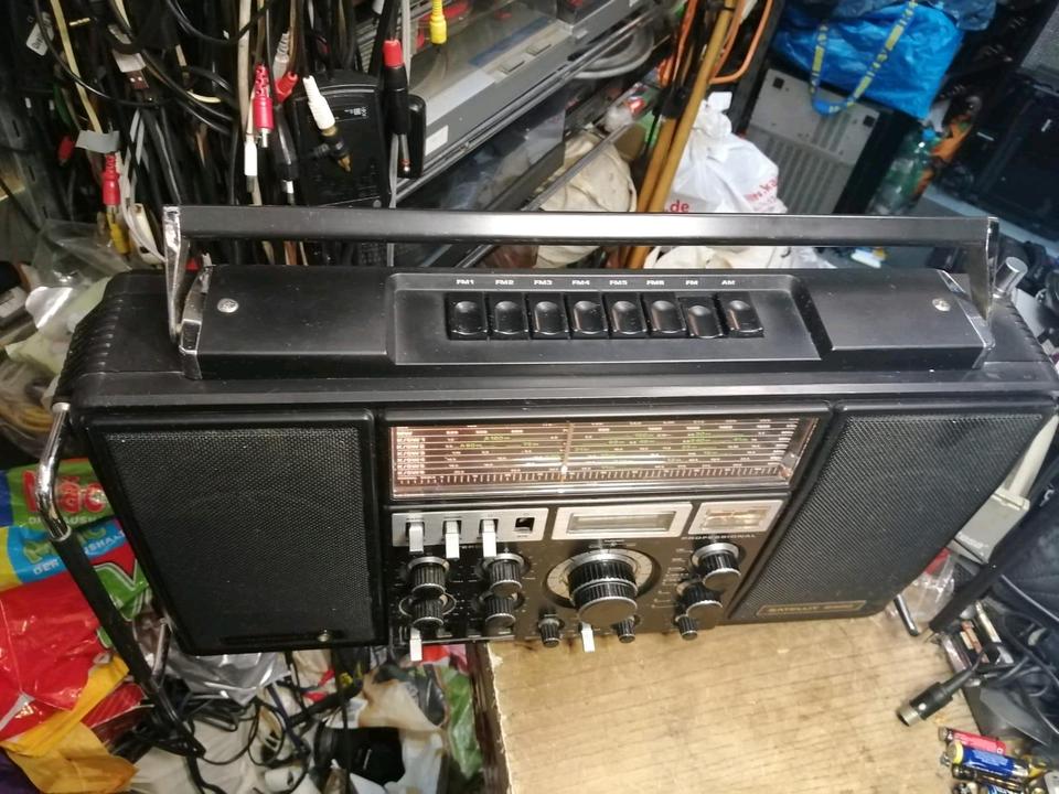 GRUNDIG SATELLIT 2400, Radio mit Netzkabel!