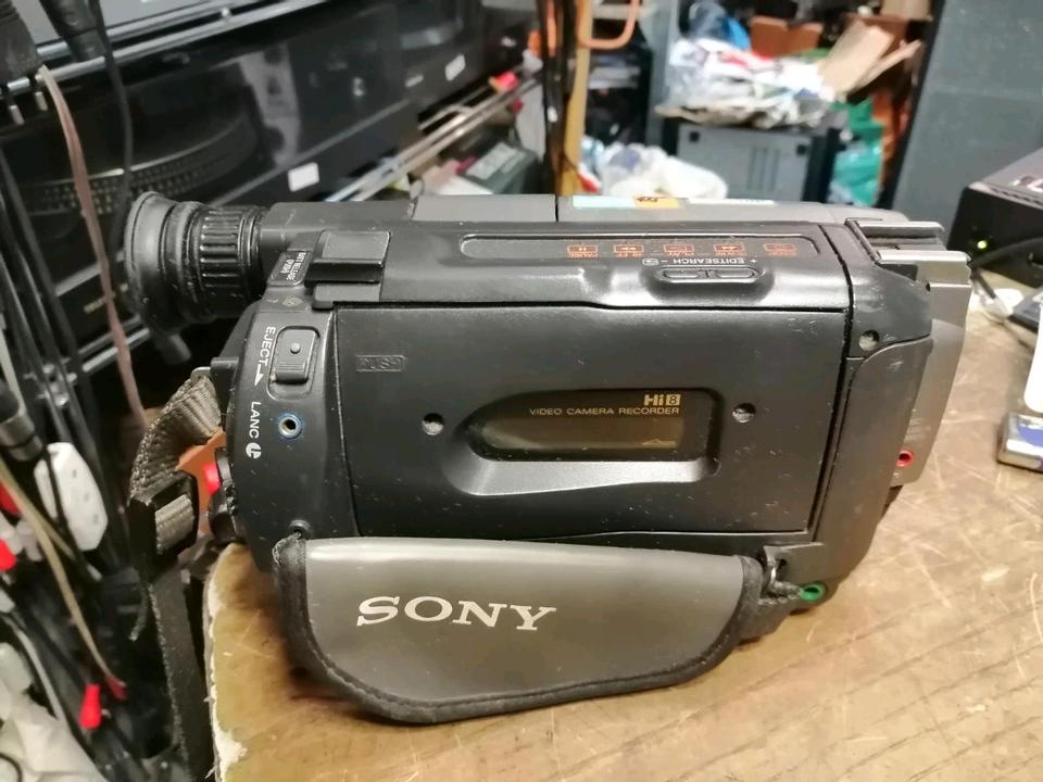 SONY CCD-TR825E, Videocamera Hi8 und Video 8, mit Zubehör!!!