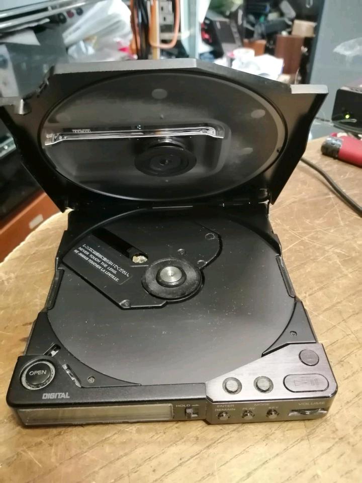 SONY D-250 portabler CD-Player mit Zubehör, DEFEKT!!!