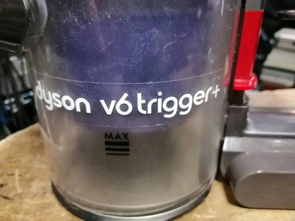 DYSON V6 trigger+, Akku-Staubsauger mit NEUEN Akku und Zubehör!!