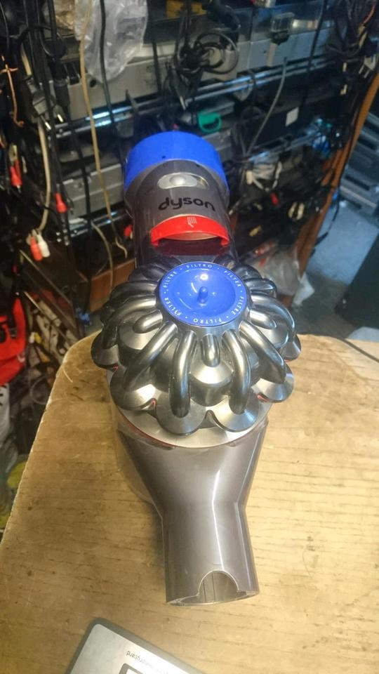 DYSON V8 absolute, Akku-Staubsauger mit Zubehör!!