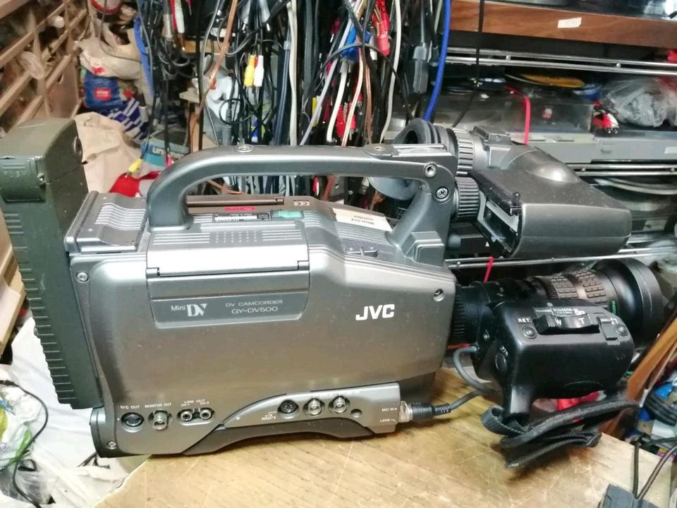 JVC GY-DV500, MiniDV-Videocamera mit einem Adapter!!