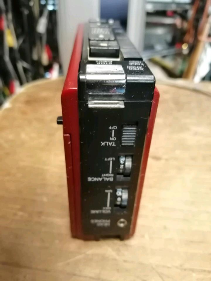 SANYO M4440, Walkman, rot, OHNE Adapter!!!