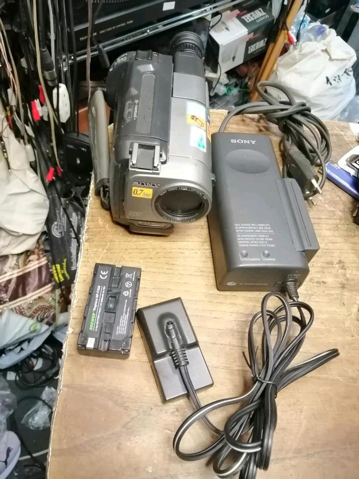 SONY CCD-TR825E, Videocamera Hi8 und Video 8, mit Zubehör!!!