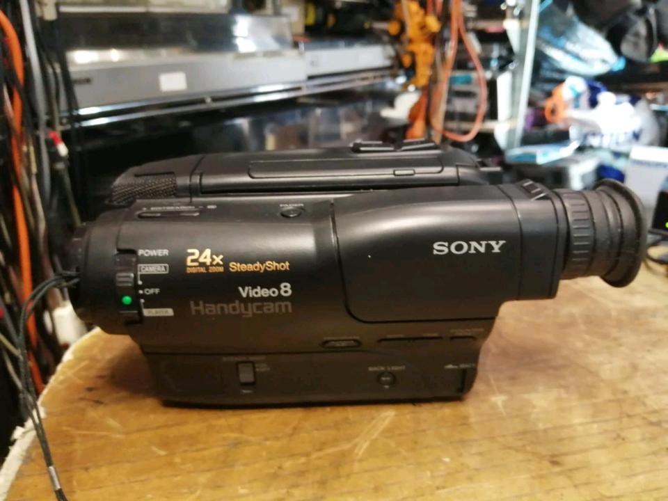 SONY CCD-TR550E, Videocamera Hi8 und Video 8, mit Zubehör!!!