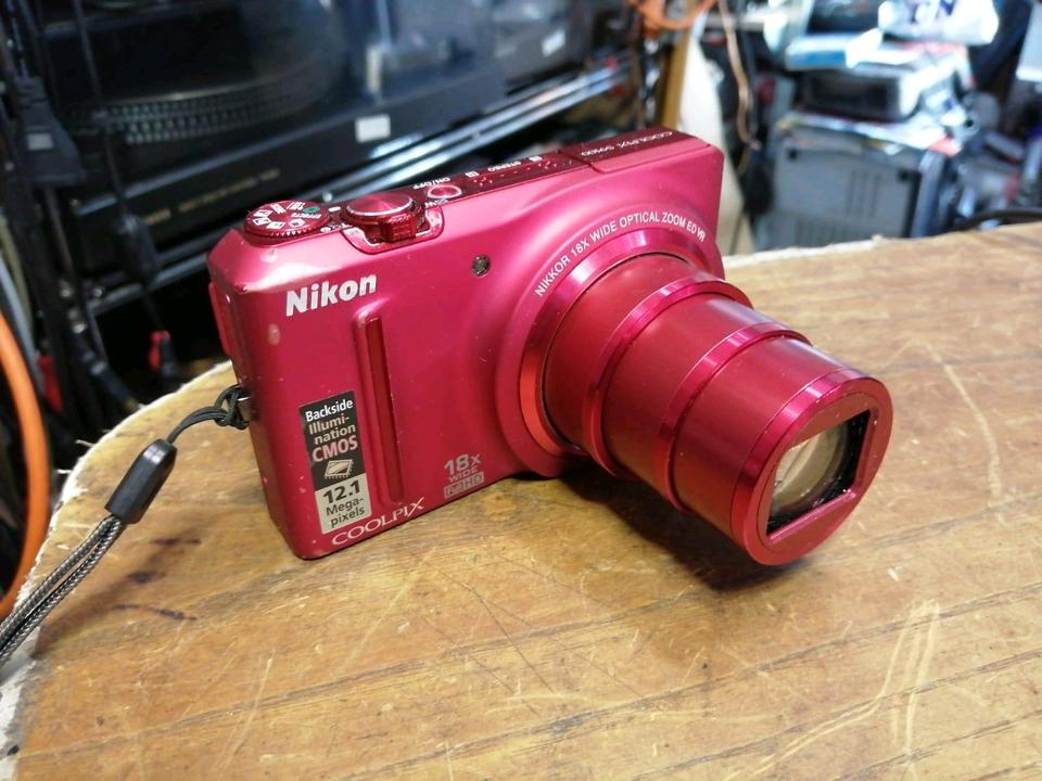 NIKON S9100, Digital-Kamera mit Zubehör, rot, OHNE Speicherkarte!