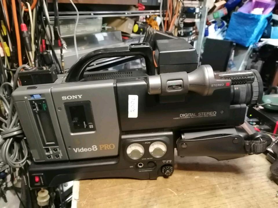 SONY CCD-V200E, Videocamera Video 8 mit Original-Akku!!!