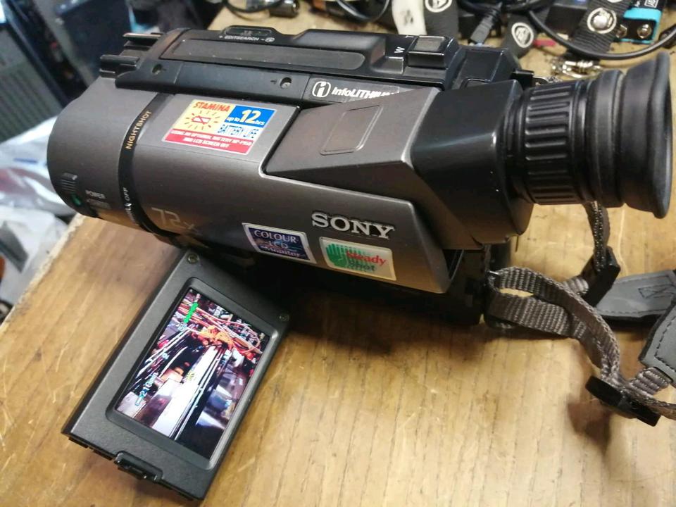 SONY CCD-TRV35E, Videocamera Hi8 und Video 8 mit Zubehör!!!