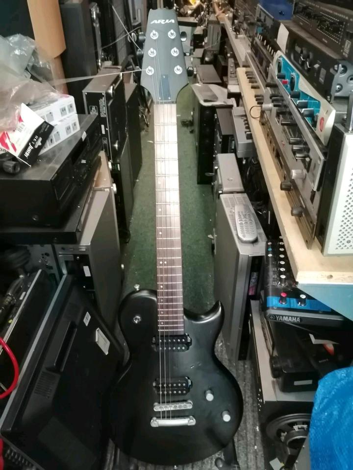 E-Gitarre "ARIA", guter Zustand, 1 Saite fehlt!!