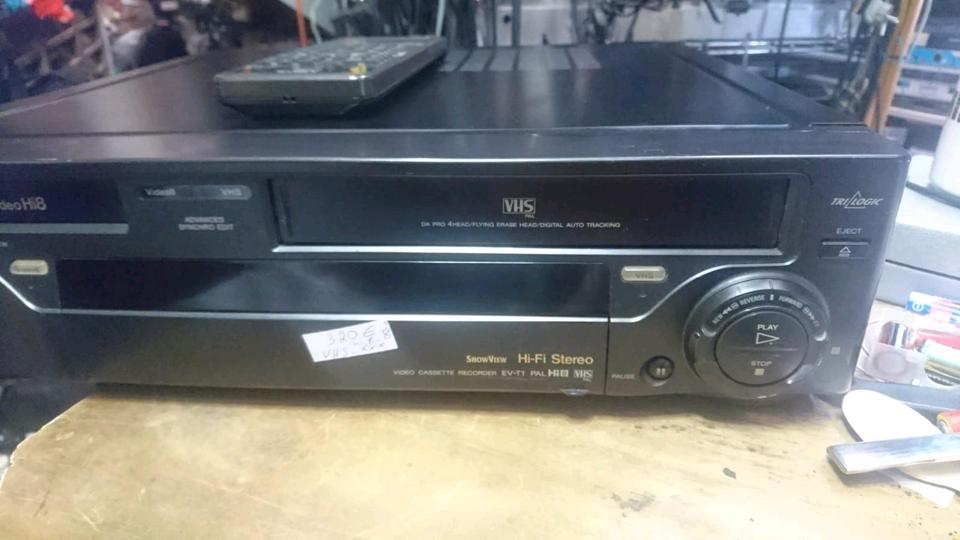 SONY EV-T1VC, VHS + Hi8 Videorecorder, 2 in 1, etwas DEFEKT!!